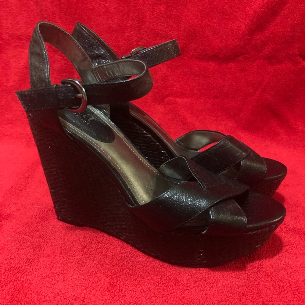 Black wedges